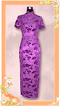 選用上等通花絲絨，因較
能突顯花的型態，配以兩
邊襟，更能做出優雅而漂
亮的旗袍。